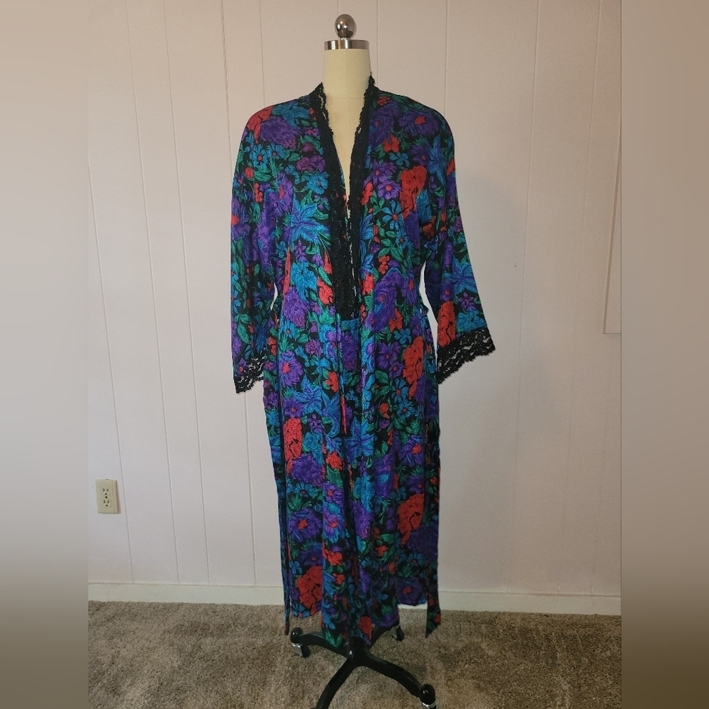 Circa 2000 vintage floral robe. Women's medium